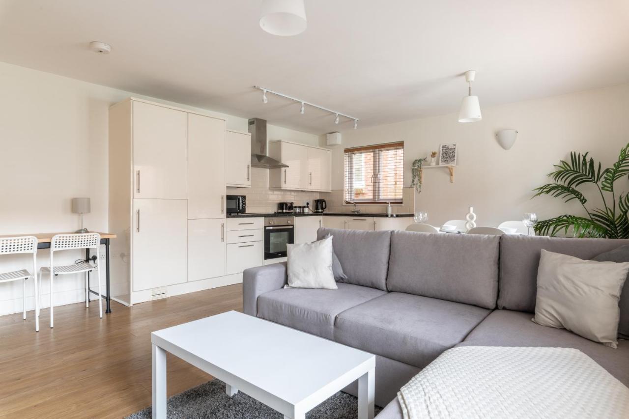 Bright 2Br Apartment - 2 Free Parking Spaces - Near Lgw Airport Кролі Екстер'єр фото